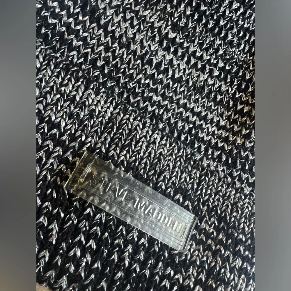 NWT Steve Madden x Macy’s Black Silver Metallic Knit Beanie w Faux-Fur‎ Pom Pom